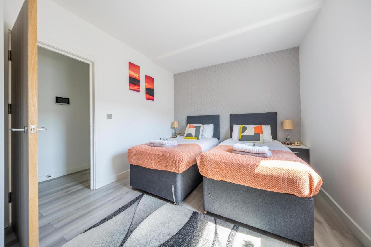 Ash View Place 4 -Heathrow - Thorpe Park - Free Parking Staines-upon-Thames Exterior photo