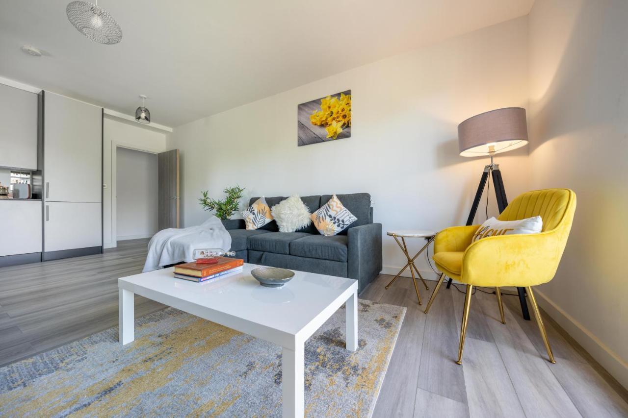 Ash View Place 4 -Heathrow - Thorpe Park - Free Parking Staines-upon-Thames Exterior photo